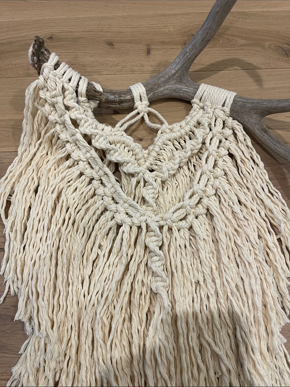 Handmade Macramé Wall Hanging in Natural Cream with genuine antler - Picture 4 of 7